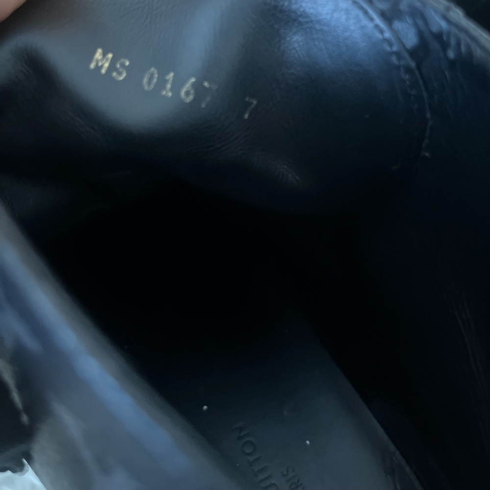 Louis Vuitton Unisex Sneakers - Picture 9 of 10